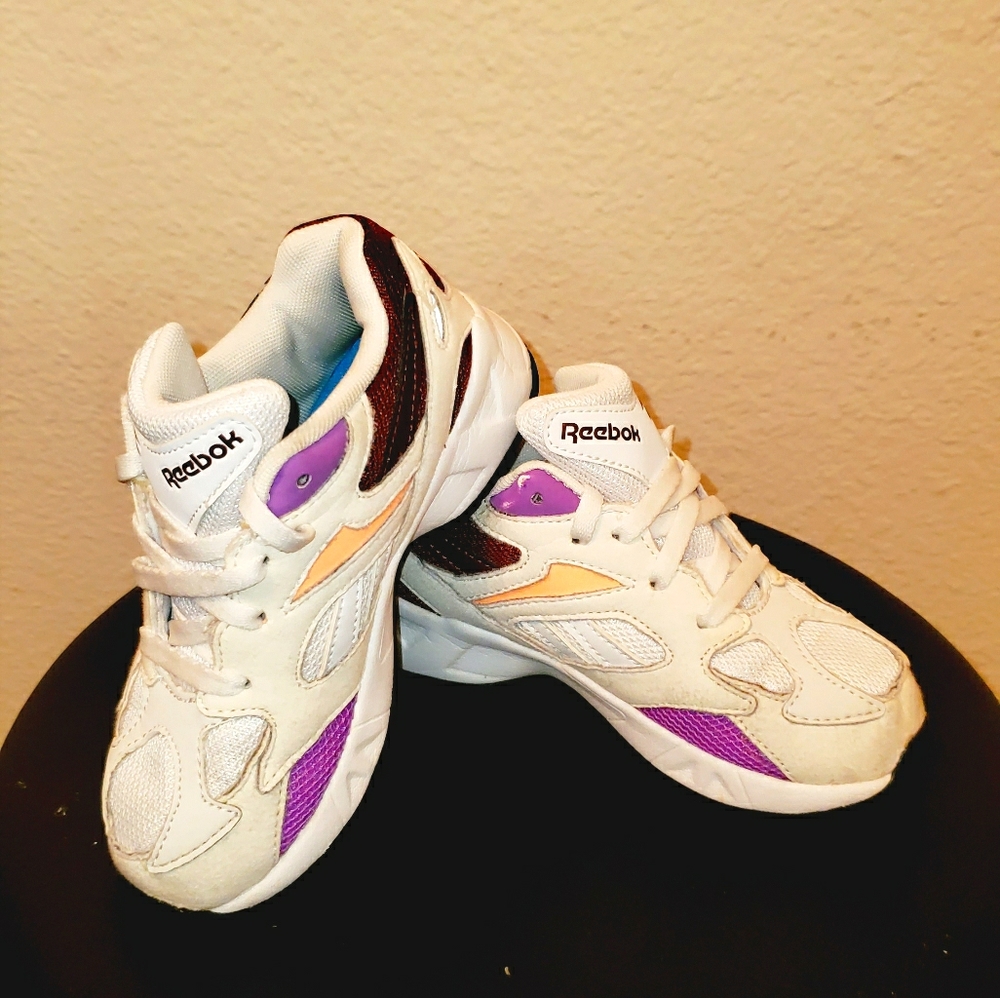 Tennis shoes
